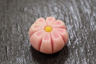 「」和菓子（上生菓子）　ピンクと白の煉切にヘラで筋を入れて、秋桜を表しました。