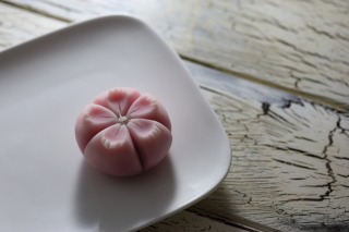 「撫子」和菓子（上生菓子）　ピンクと白の煉切にヘラで筋を入れて、撫子の形にしました。