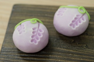 「藤」の和菓子（上生菓子）　紫と白の煉切に棒で模様を付けて、藤の花を表現しています。
